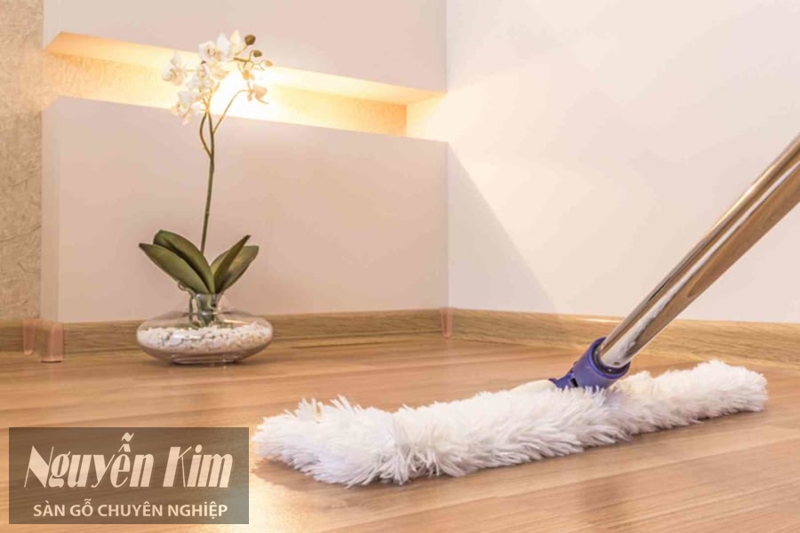 lau sàn gỗ tự nhiên bằng giẻ lau khô