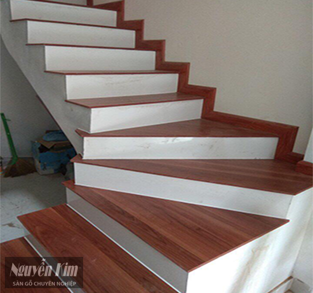 có nên lát cầu thang gỗ công nghiệp