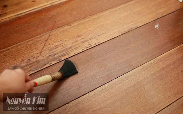 sửa chữa các vết trầy xước trên sàn gỗ
