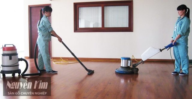 Hướng dẫn cách vệ sinh sàn gỗ bằng máy chà sàn