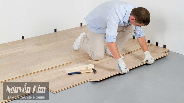 Lắp đặt sàn gỗ kích thước phù hợp sẽ giúp giảm sai sót kỹ thuật