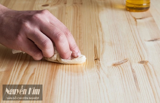Chọn sàn gỗ có khả năng chịu lực và chống trầy xước tốt